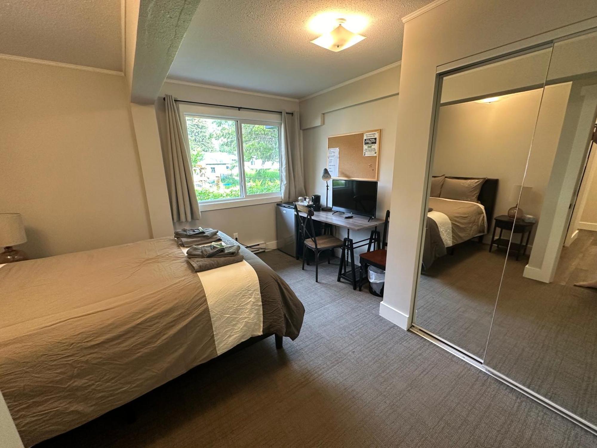 Bear Valley Guesthouse Stewart エクステリア 写真
