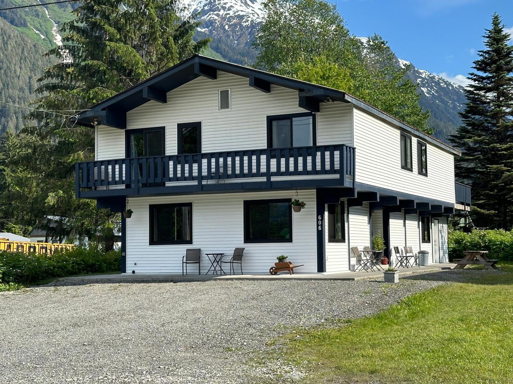Bear Valley Guesthouse Stewart エクステリア 写真