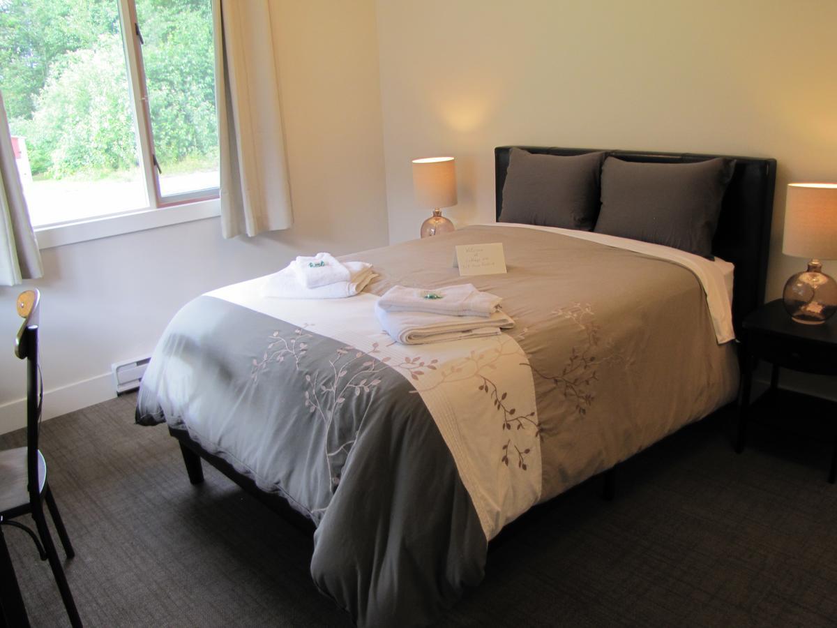 Bear Valley Guesthouse Stewart エクステリア 写真
