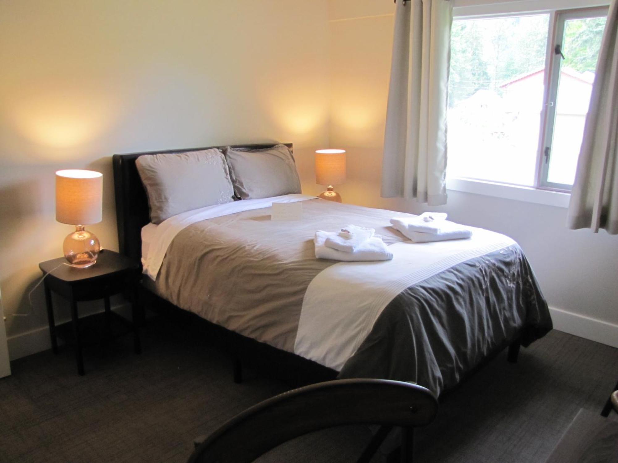 Bear Valley Guesthouse Stewart エクステリア 写真