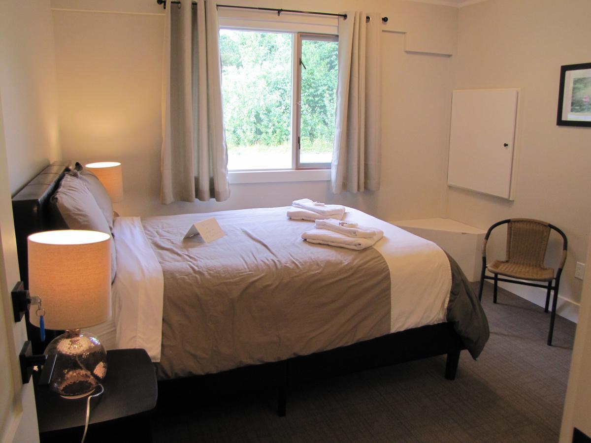 Bear Valley Guesthouse Stewart エクステリア 写真