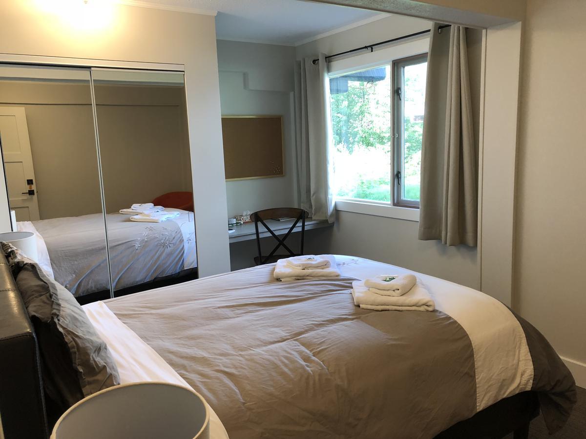 Bear Valley Guesthouse Stewart エクステリア 写真