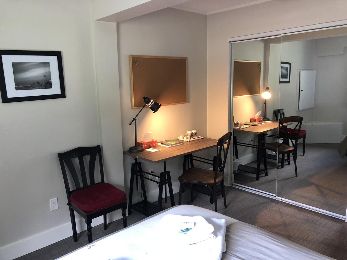 Bear Valley Guesthouse Stewart エクステリア 写真