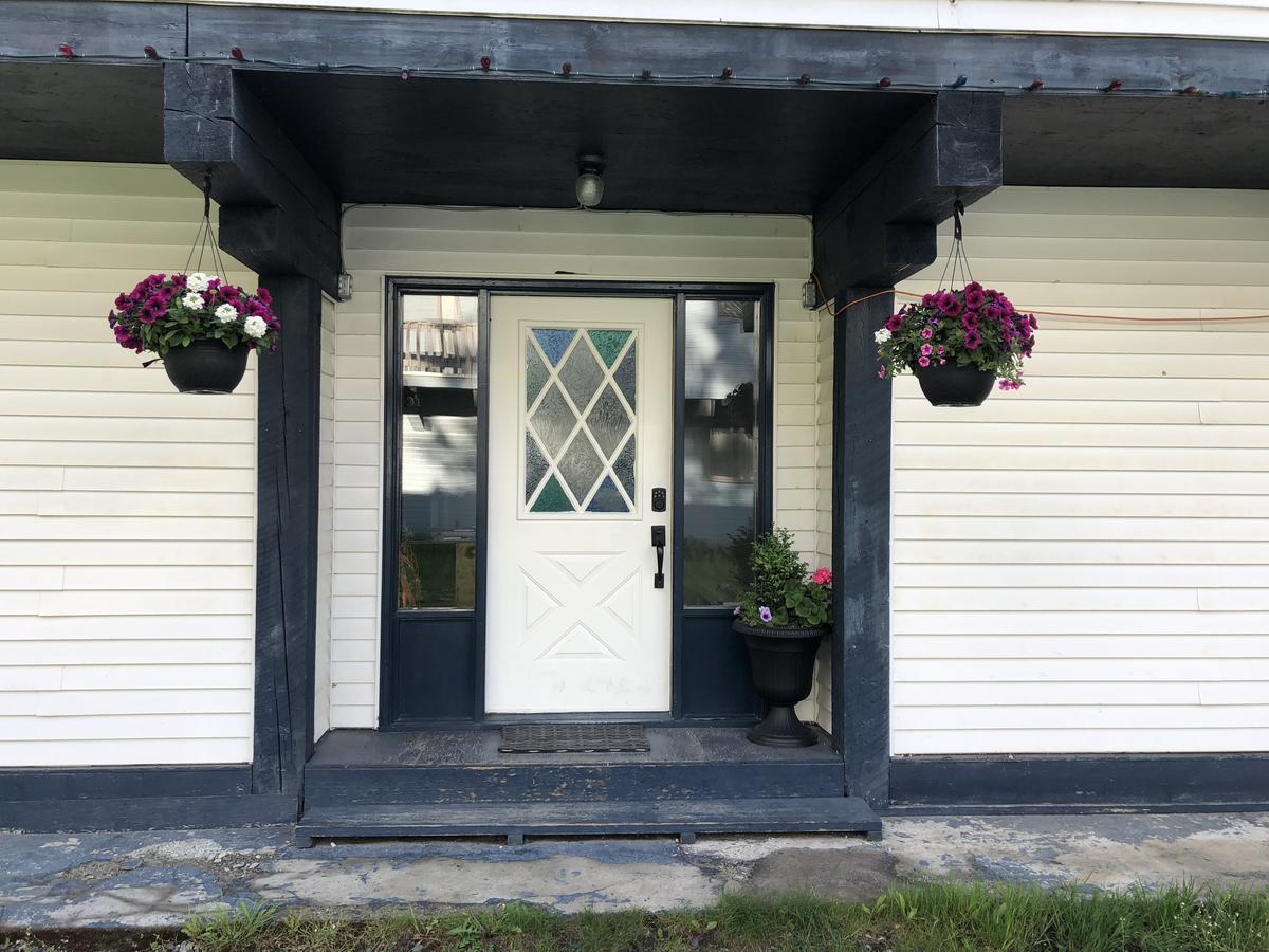Bear Valley Guesthouse Stewart エクステリア 写真