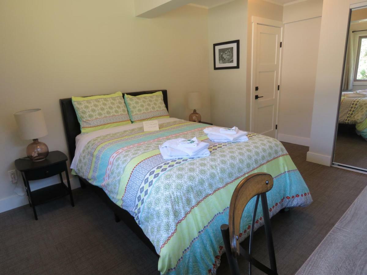 Bear Valley Guesthouse Stewart エクステリア 写真