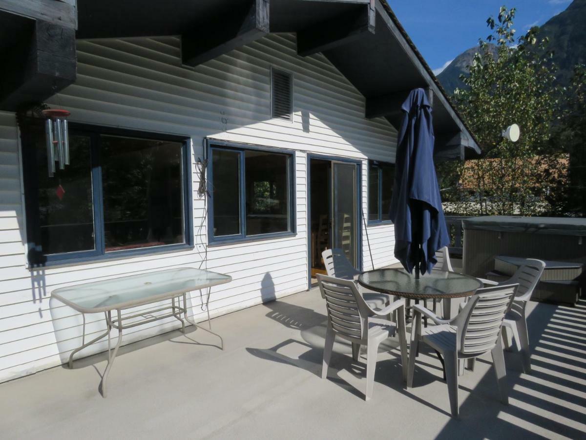 Bear Valley Guesthouse Stewart エクステリア 写真