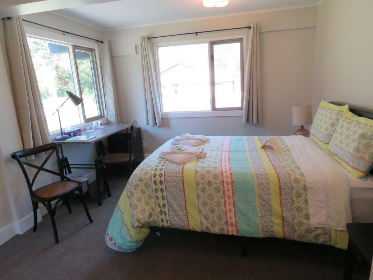 Bear Valley Guesthouse Stewart エクステリア 写真