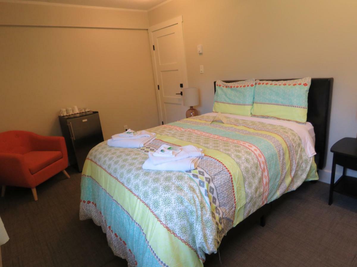 Bear Valley Guesthouse Stewart エクステリア 写真